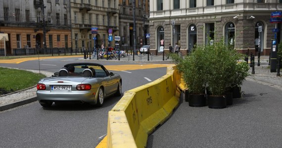 "W tym roku – wyjątkowo – nie planujemy ograniczeń w ruchu na placu Zbawiciela" – poinformował dyrektor Zarządu Dróg Miejskich, Łukasz Puchalski. W ubiegłych latach ratusz wprowadzał w tym miejscu specjalną organizację ruchu. Dzięki temu piesi i ogródki restauracyjne zyskiwały na czas wakacji więcej miejsca.