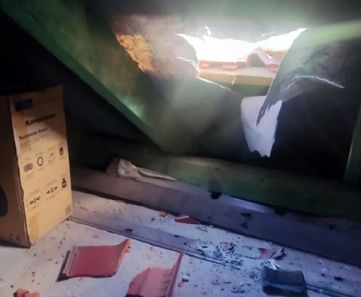 Prokuratura zwróciła się do Instytutu Technicznego Wojsk Lotniczych o zbadanie, jaki przedmiot spadł na dom w wielkopolskim Rakowie, uszkadzając dach. Jak ujawniliśmy w RMF FM, na początku kwietnia w budynek mieszkalny uderzył metalowy element przebijając poszycie dachowe. 