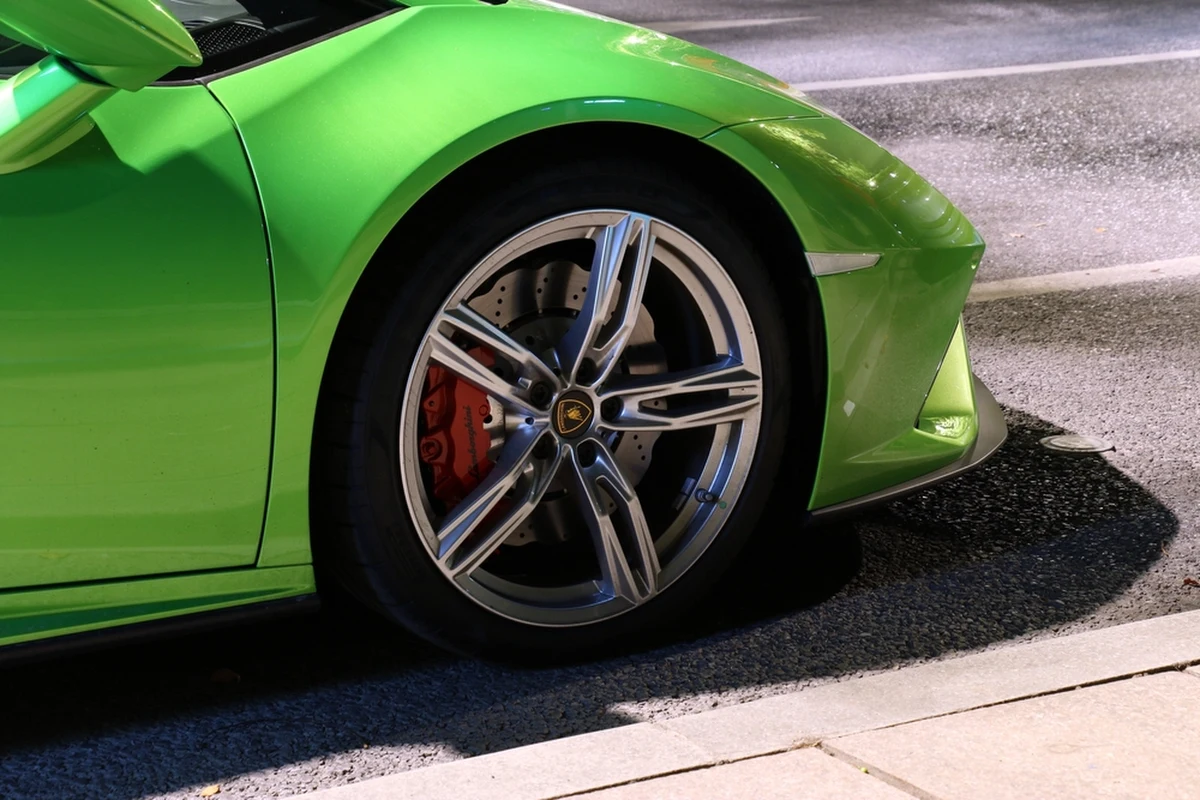 Kierowca zielonego Lamborghini Huracan Evo wjechał w krawężnik i murek koło Pałacu Kultury i Nauki w Warszawie. W internecie opublikowano nagranie ze zdarzenia.