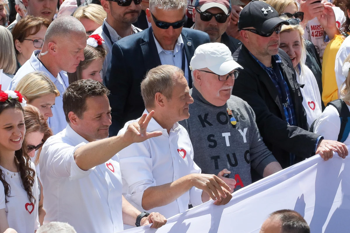 "Ciekawe ilu uczestników w najbliższych tygodniach czy miesiącach będzie emanować energią, jaką wynieśli z tego marszu" - zastanawiał się w radiu internetowym RMF24 prof. Mikołaj Cześnik, socjolog i politolog z  Uniwersytetu SWPS. "Jeśli każdy z nich tą energią, która później może się przełoży na głosy, zarazi 10 osób, to nawet przy ostrożnych szacunkach mamy miliony ludzi. Biorąc pod uwagę, że Platforma bije się o mniej więcej 5-6 milionów głosów, to jest to jakiś sposób dotarcia do dużej części elektoratu" – mówił gość Tomasza Terlikowskiego. 