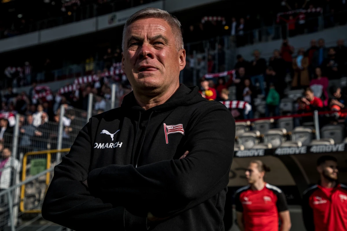 ​Jacek Zieliński poprowadzi piłkarzy Cracovii w najbliższym sezonie ekstraklasy - poinformował krakowski klub. Umowa z 62-letnim trenerem została przedłużona o rok.