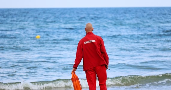 W połowie czerwca pierwsze nadmorskie miejscowości otworzą strzeżone kąpieliska. Tymczasem rekrutacja ratowników WOPR, którzy będą czuwać nad bezpieczeństwem turystów, nadal trwa.