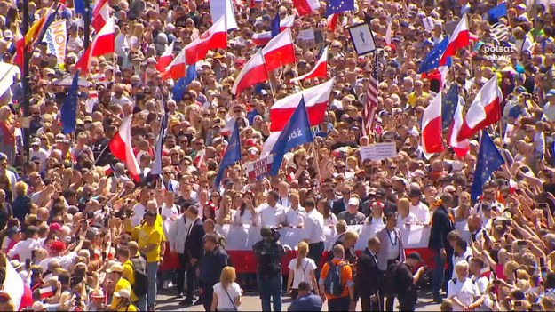 Marsz opozycji z rekordową frekwencją, choć szacunki organizatorów i rządzących co do liczby uczestników znacznie się od siebie różnią. Jedni mówią, że w stolicy pojawiło się pół miliona ludzi, drudzy, że 150 tysięcy. Opozycja mówi o sukcesie i zapowiada zwycięstwo, ale politycy Prawa i Sprawiedliwość przypominają, że wyborów nie wygrywa się na ulicach. O politycznych wnioskach wielkiego niedzielnego spaceru po Warszawie, w materiale dla "Wydarzeń", Anna Krawczyk-Szot.