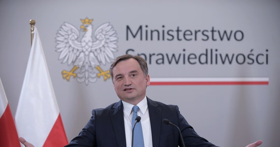 Wyrok TSUE nie był pisany przez sędziów, tylko przez polityków, bo stanowi on jawne pogwałcenie europejskich traktatów - powiedział minister sprawiedliwości Zbigniew Ziobro. Ocenił, że orzeczeń TSUE nie można uważać za wiarygodne, bo główny sąd europejski jest skorumpowany.