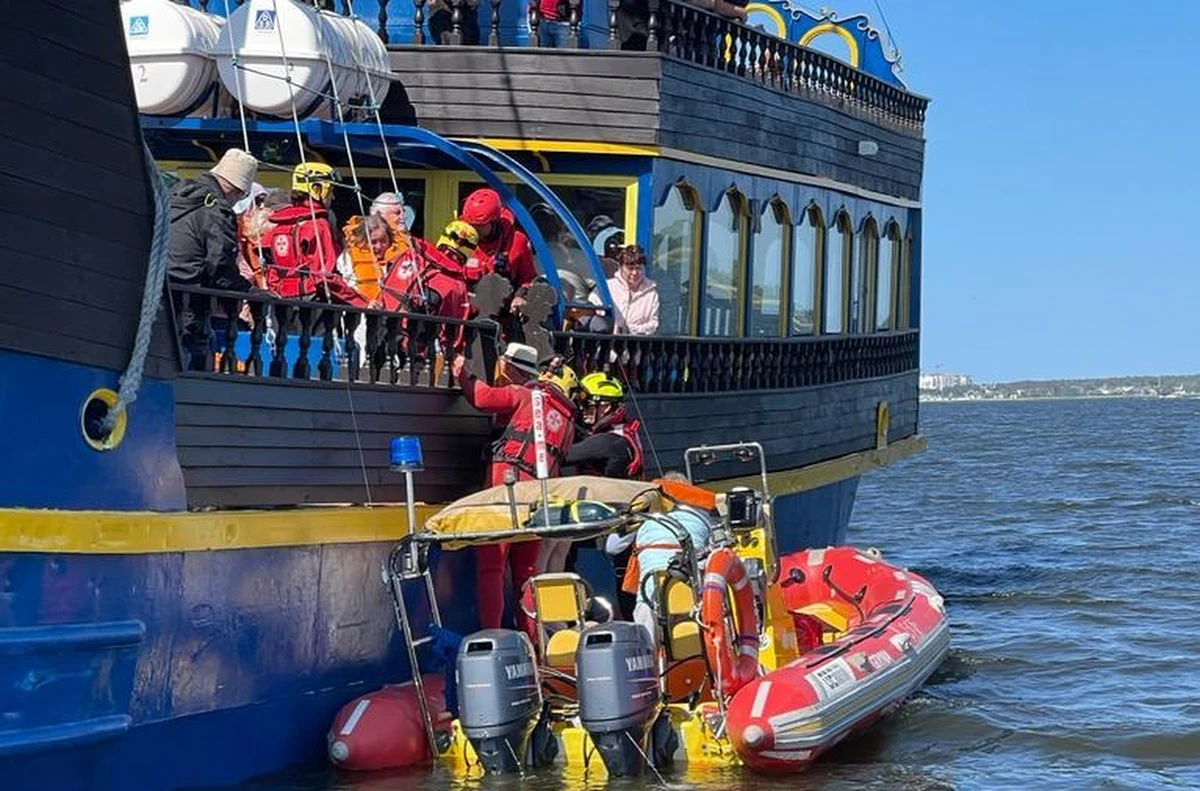 96 pasażerów zostało ewakuowanych z turystycznego pirackiego galeonu, który utknął na mieliźnie na zalewie niedaleko Dziwnowa w Zachodniopomorskiem. Nie było osób poszkodowanych. Jak poinformowała na Twitterze Morska Służba Poszukiwania i Ratownictwa, statek odzyskał pływalność i sterowność.