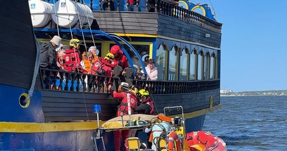 96 pasażerów zostało ewakuowanych z turystycznego pirackiego galeonu, który utknął na mieliźnie na zalewie niedaleko Dziwnowa w Zachodniopomorskiem. Nie było osób poszkodowanych. Jak poinformowała na Twitterze Morska Służba Poszukiwania i Ratownictwa, statek odzyskał pływalność i sterowność.