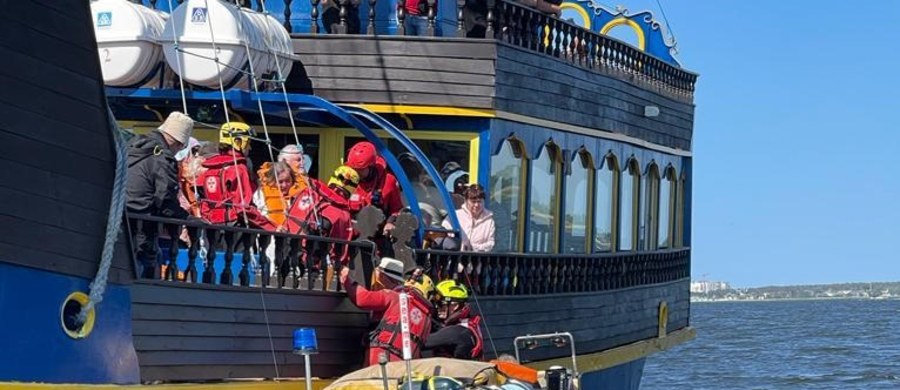96 pasażerów zostało ewakuowanych z turystycznego pirackiego galeonu, który utknął na mieliźnie na zalewie niedaleko Dziwnowa w Zachodniopomorskiem. Nie było osób poszkodowanych. Jak poinformowała na Twitterze Morska Służba Poszukiwania i Ratownictwa, statek odzyskał pływalność i sterowność.
