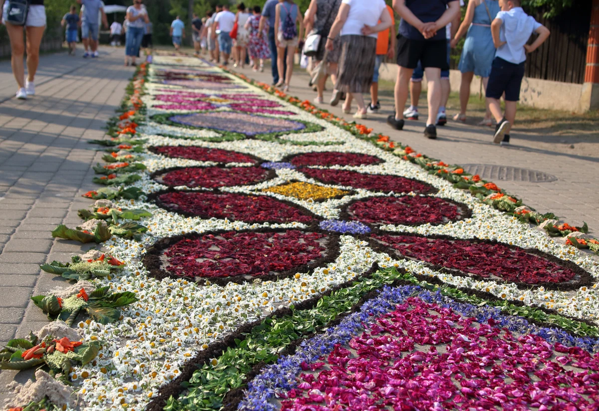 Procesja Bożego Ciała w Łowiczu i tradycja sypania kwietnych dywanów na procesję Bożego Ciała w Spycimierzu - to przykłady zwyczajów z województwa łódzkiego, które zostały wpisane na listę niematerialnego dziedzictwa kulturowego UNESCO. Wszystko to, co w Polce jest wyjątkowe, cenne i niepowtarzalne, można oglądać na rynku łódzkiej Manufaktury na wystawie z okazji jubileuszu 20-lecia przyjęcia Konwencji UNESCO.