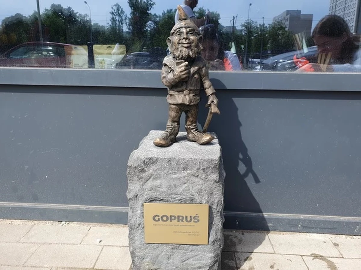 We Wrocławiu odsłonięto dziś nowy pomnik krasnala. Do stojących w różnych częściach miasta figurek - które są jego znakiem rozpoznawczym - dołączył ratownik "Gopruś". To podziękowanie dla goprowców za ich służbę.