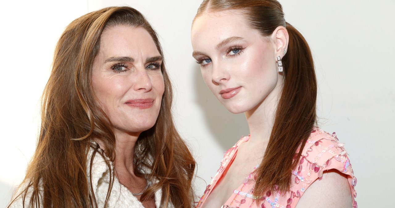 Już jako dziecko Brooke Shields pracowała jako modelka i aktorka, poznając ciemne strony show-biznesu. Teraz, gdy jej 17-letnia córka, Grier, zamarzyła o karierze w modelingu, Shields robiła, co mogła, by zniechęcić ją do tej drogi. Ostatecznie zgodziła się, by Grier poszła za swoimi marzeniami, ale postawiła jej kilka warunków. Między innymi ma pójść do college'u, a Shields nie będzie jej menedżerką.