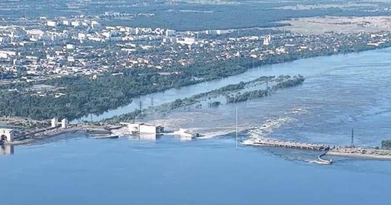 We wtorek rano wysadzona została zapora na Dnieprze w Nowej Kachowce w okupowanej przez Rosjan części obwodu chersońskiego. Pod wodą może się znaleźć nawet 80 miejscowości, w tym częściowo zamieszkany przez prawie 300 tys. osób Chersoń. Na razie nie wiadomo, kto stoi za zniszczeniem zapory - Rosjanie i Ukraińcy wzajemnie obarczają się winą.