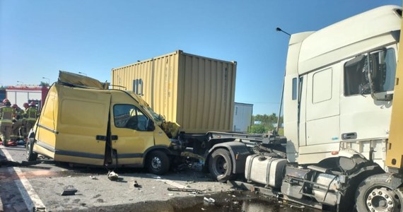 Cztery samochody - dwa ciężarowe, dostawczy i osobowy - zderzyły się na węźle Kowale na obwodnicy Trójmiasta. Ruch w stronę Gdyni przez kilka godzin odbywał się jednym pasem.