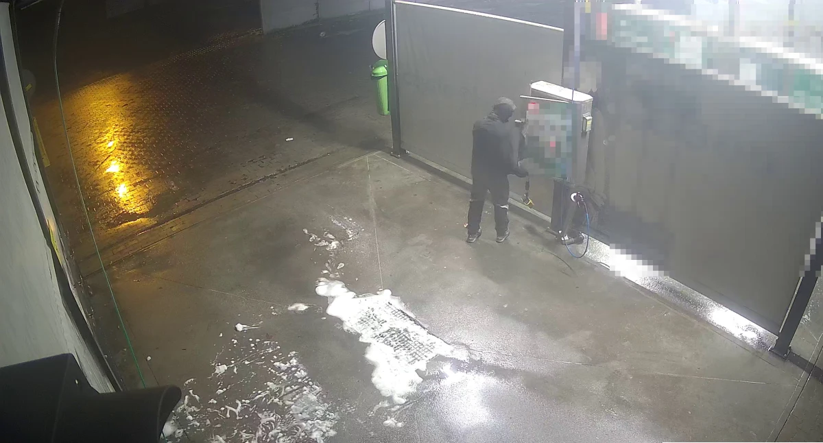 Zarzuty dokonania 41 kradzieży z włamaniem do urządzeń płatniczych na samoobsługowych myjniach samochodowych usłyszał 34-latek z powiatu krakowskiego. Mężczyzna wpadł na gorącym uczynku już kilka miesięcy temu, ale policjanci zbierali dowody jego przestępczej działalności. Właściciele myjni oszacowali straty na ponad 100 tys. zł.    
