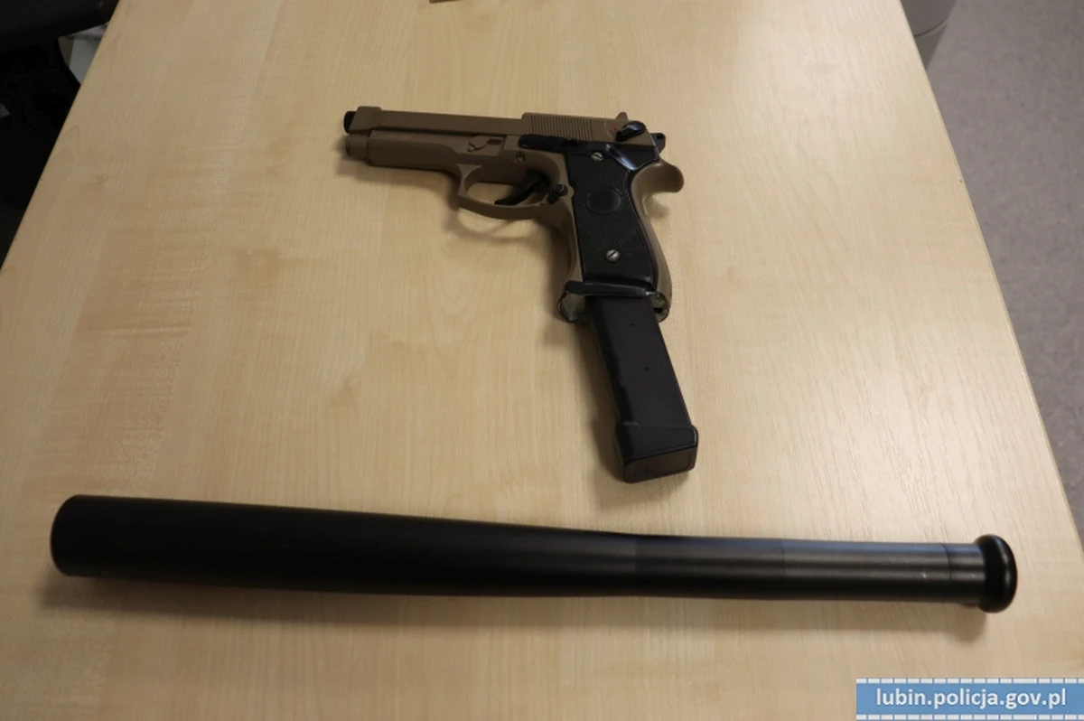 Trzy miesiące spędzą w areszcie dwaj młodzi mężczyźni, którzy napadli na mieszkańca Lubina. Sprawcy bili pokrzywdzonego po głowie, kopali go po całym ciele i zadawali mu ciosy pałką teleskopową. Jeden z podejrzanych oddał w kierunku mężczyzny kilkanaście strzałów z pistoletu pneumatycznego.

