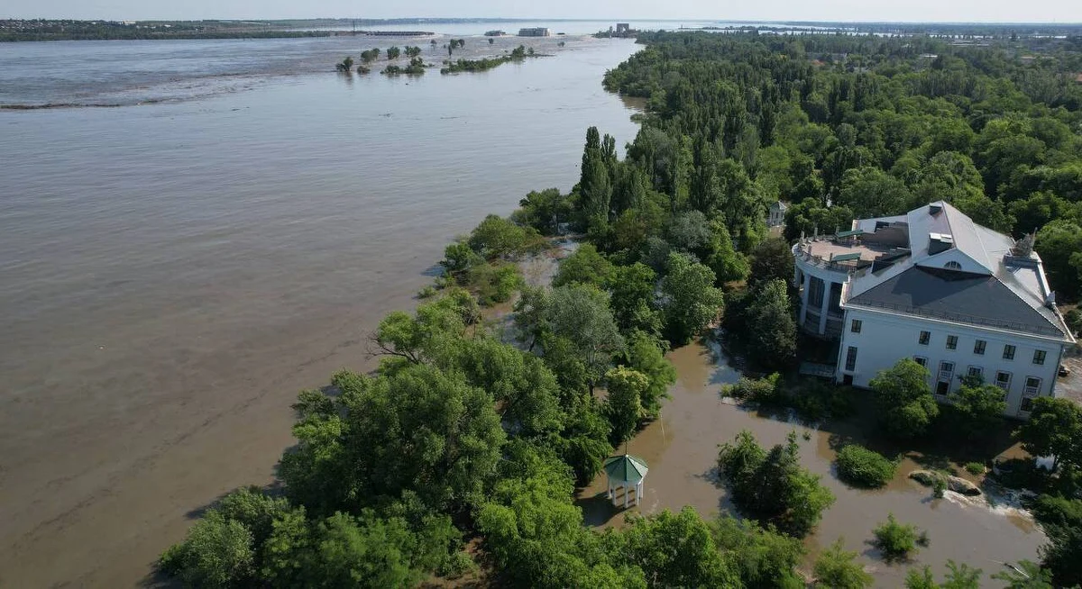Ukraińcy twierdzą, że wysadzenie zapory na Dnieprze w Nowej Kachowce może być mieczem obosiecznym. Ostrzegają bowiem, że mieszkańcy anektowanego w 2014 roku Krymu mogą zostać pozbawieni wody pitnej. Rosjanie na razie bagatelizują zagrożenie.