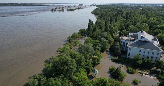 Ukraińcy twierdzą, że wysadzenie zapory na Dnieprze w Nowej Kachowce może być mieczem obosiecznym. Ostrzegają bowiem, że mieszkańcy anektowanego w 2014 roku Krymu mogą zostać pozbawieni wody pitnej. Rosjanie na razie bagatelizują zagrożenie.