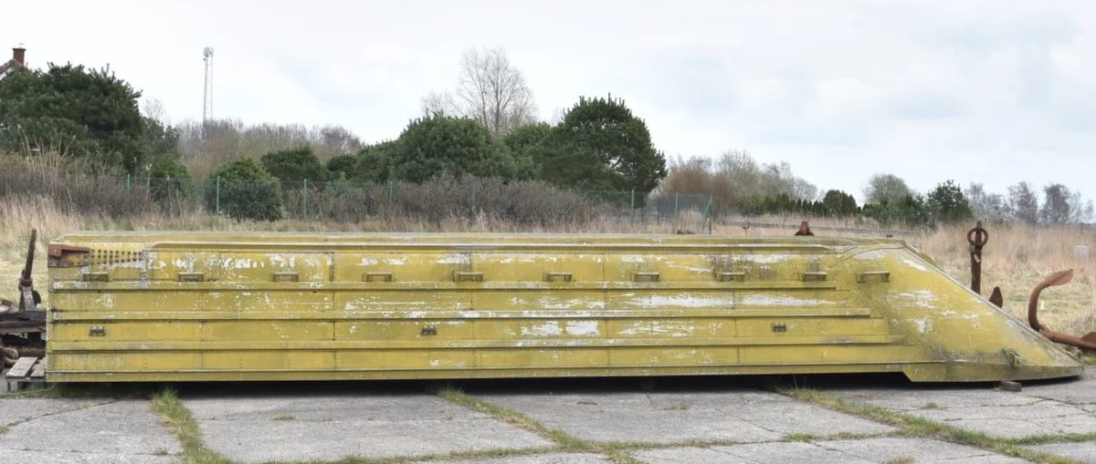 Nowy i zagadkowy eksponat trafił właśnie do Muzeum Oręża Polskiego w Kołobrzegu. Przyjechała tam dziś amerykańska łódź desantowa z czasów II wojny światowej. Data transportu jest nieprzypadkowa. 6 czerwca to rocznica D-Day, czyli rozpoczęcia inwazji aliantów w Normandii.