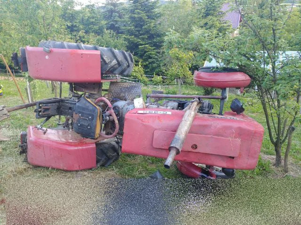 78-latek z powiatu tarnowskiego, zjeżdżając ciągnikiem rolniczym ze wzniesienia, stracił kontrolę nad pojazdem. Mężczyzna zeskoczył z maszyny tak niefortunnie, że został przygnieciony i w wyniku odniesionych obrażeń zmarł.

