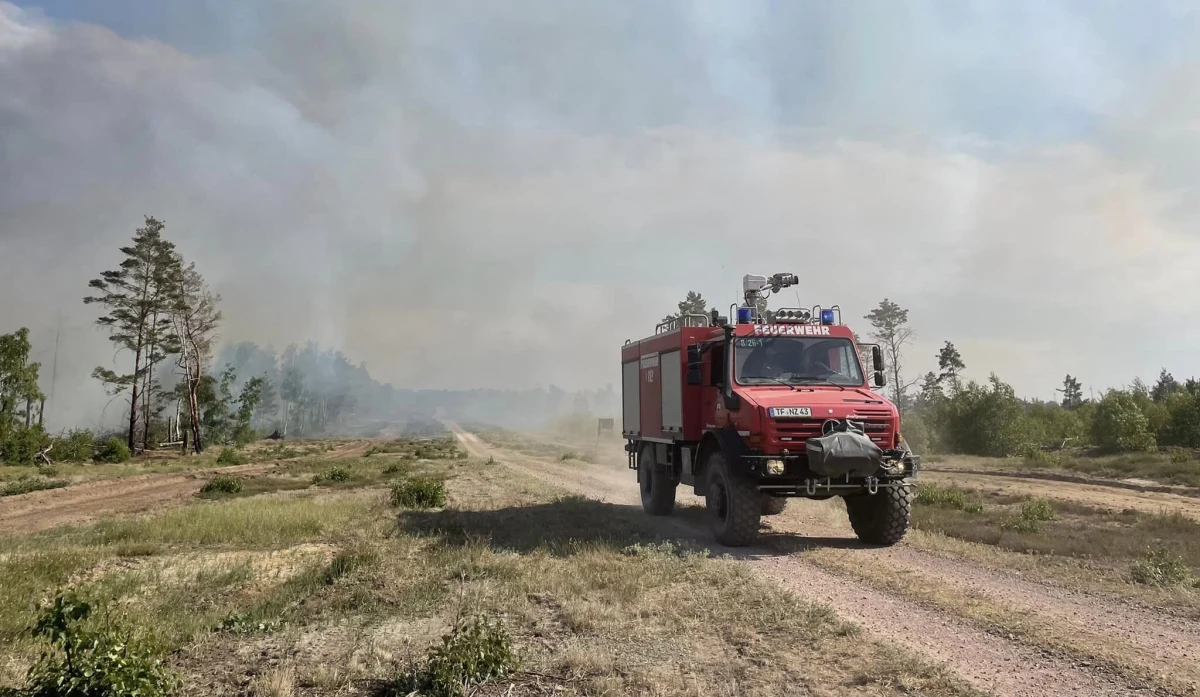 W pobliżu niewielkiej miejscowości Jüterbog, położonej około 70 km na południe od Berlina, szaleje duży pożar lasu. Ogień nie dotarł jeszcze do pasa ochronnego, prognozuje się jednak, że stanie się to w ciągu dnia.​