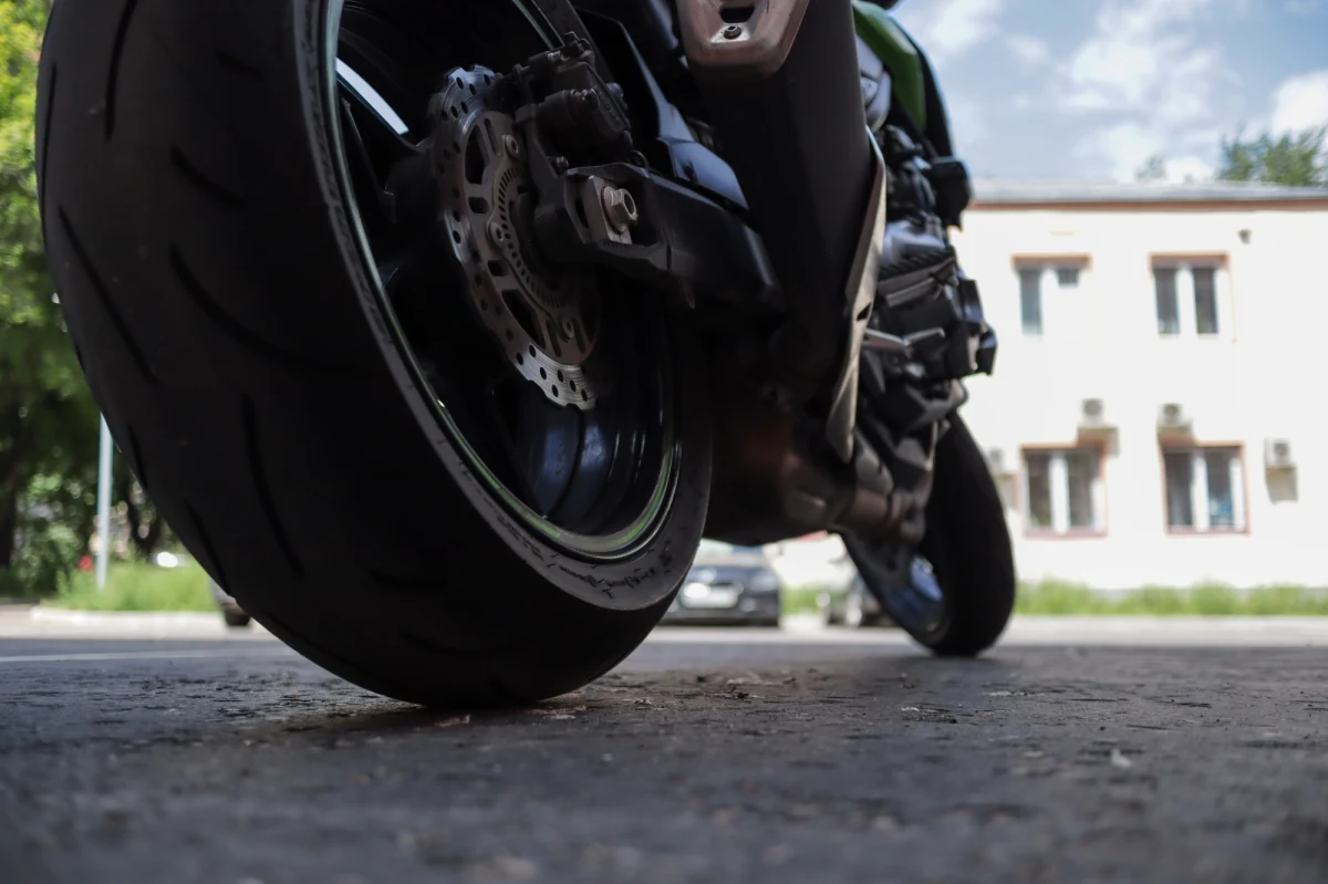 Aż o 111 kilometrów na godzinę przekroczył dozwoloną prędkość motocyklista zatrzymany przez policjantów z grupy Speed w Gliwicach. Na odcinku Drogowej Trasy Średnicowej pędził 181 km/h. Dostał 2500 zł mandatu i 15 punktów karnych.