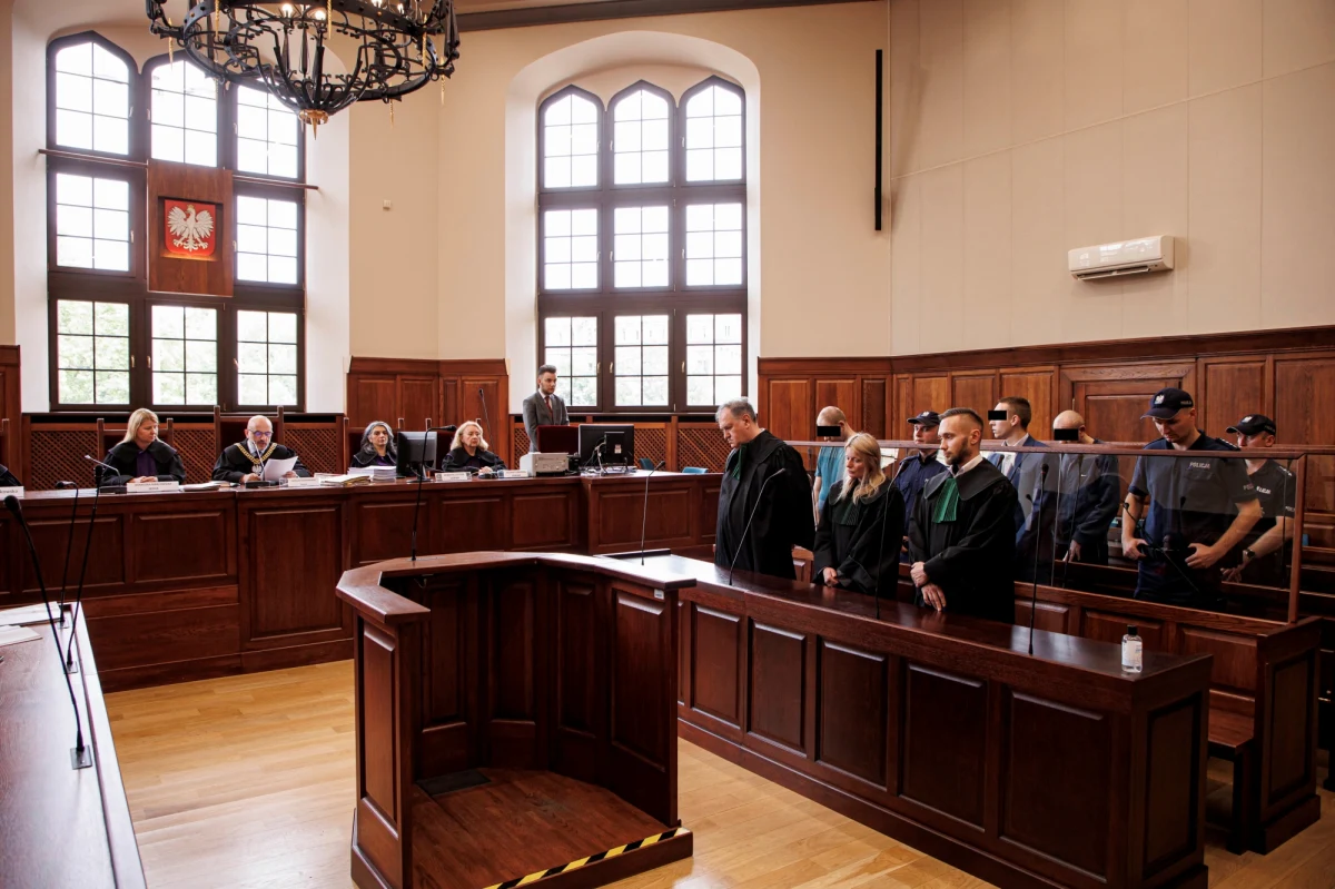 Na kary dożywocia, 25 lat więzienia oraz 8 lat więzienia skazał we wtorek Sąd Okręgowy we Wrocławiu trzech mężczyzny, w tym ojca i syna, oskarżonych o zabójstwo innego mężczyzny w 2019 r. w miejscowości Wierzbna na Opolszczyźnie. Ciało ofiary sprawcy zakopali w lesie.