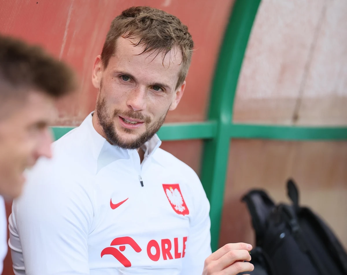 Grał w pogrążonej wojną Ukrainie. W trakcie meczów trzeba było schodzić z boiska, bo pojawiało się zagrożenie rosyjskimi atakami. Zimą zdecydował się zmienić otoczenie. Teraz pojawił się na zgrupowaniu kadry i wraz z innymi zawodnikami przygotowuje się do czerwcowych spotkań z Niemcami i Mołdawią. Tomasz Kędziora opowiedział o swoim trudnym sezonie w Ukrainie i Grecji.