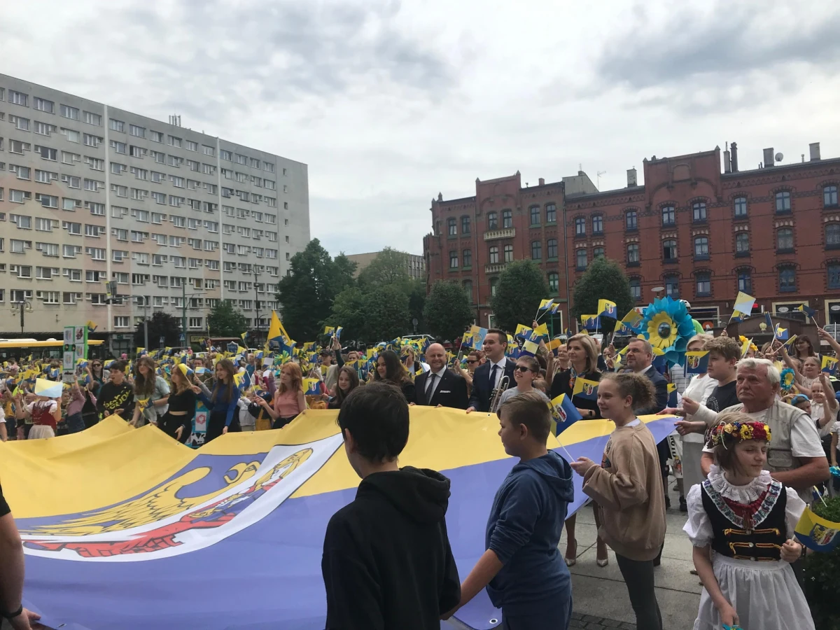 Były stroje ludowe, górnicza orkiestra, ogromny herb miasta i chorągiewki. W takiej atmosferze w Rudzie Śląskiej oficjalnie zaprezentowano dziś hejnał miasta.