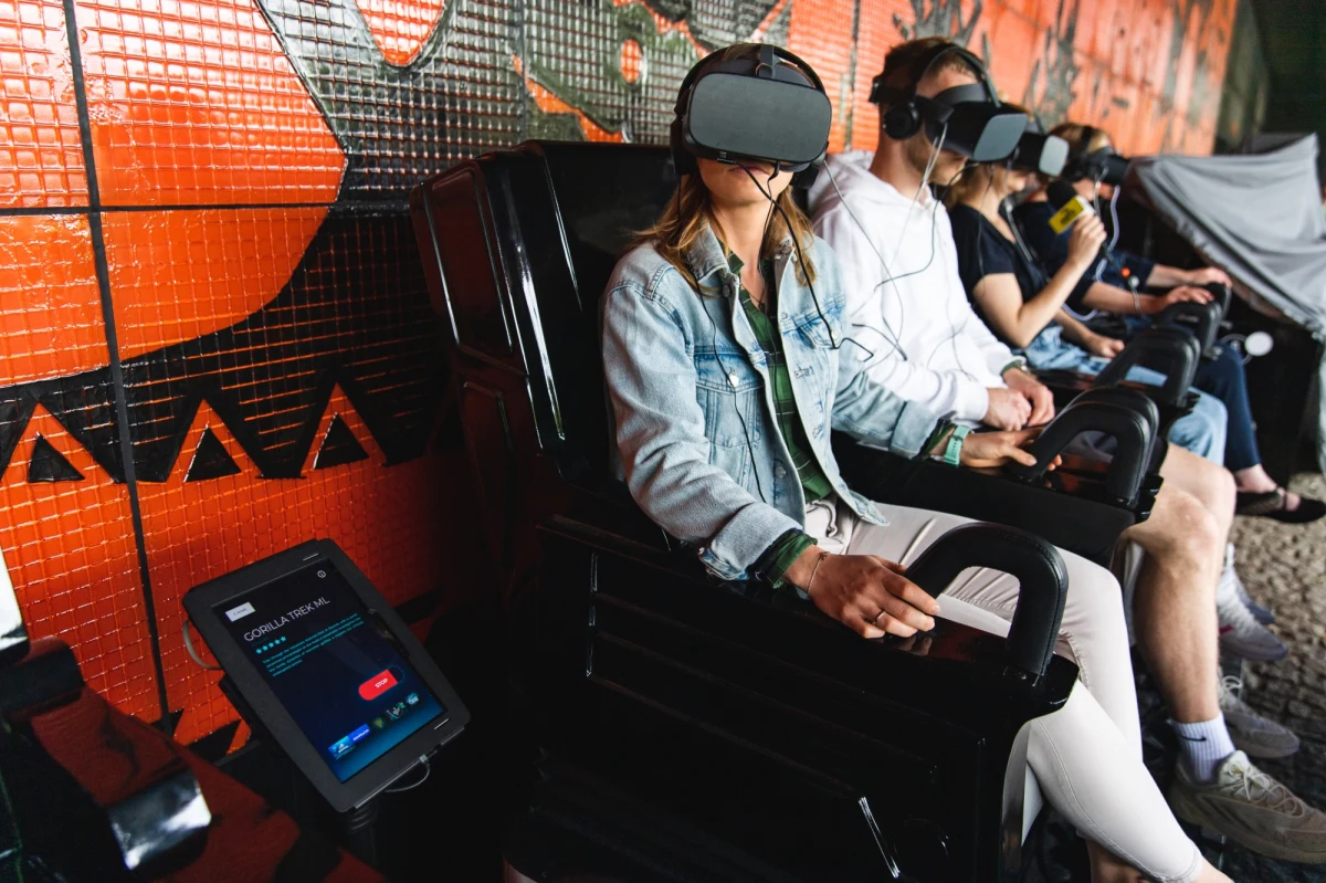 Nowa, niezwykła atrakcji we wrocławskim zoo. Przy Afrykarium stanęły 24 fotele VR. Dzięki wirtualnej rzeczywistości można stanąć twarzą w twarz ze zwierzętami, takimi jak humbaki, rekiny czy goryle górskie. Po założeniu specjalnych okularów przenosimy się pod wodę albo w sam środek rwandyjskich lasów równikowych.
