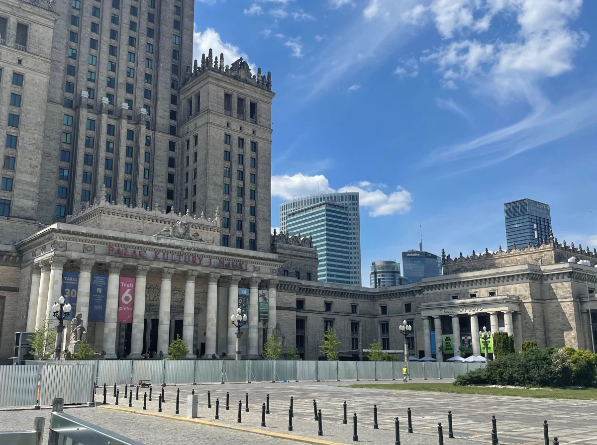 Rozpoczęła się przebudowa fragmentu placu Defilad. Zakończenie prac zaplanowano na koniec lipca 2024 roku.