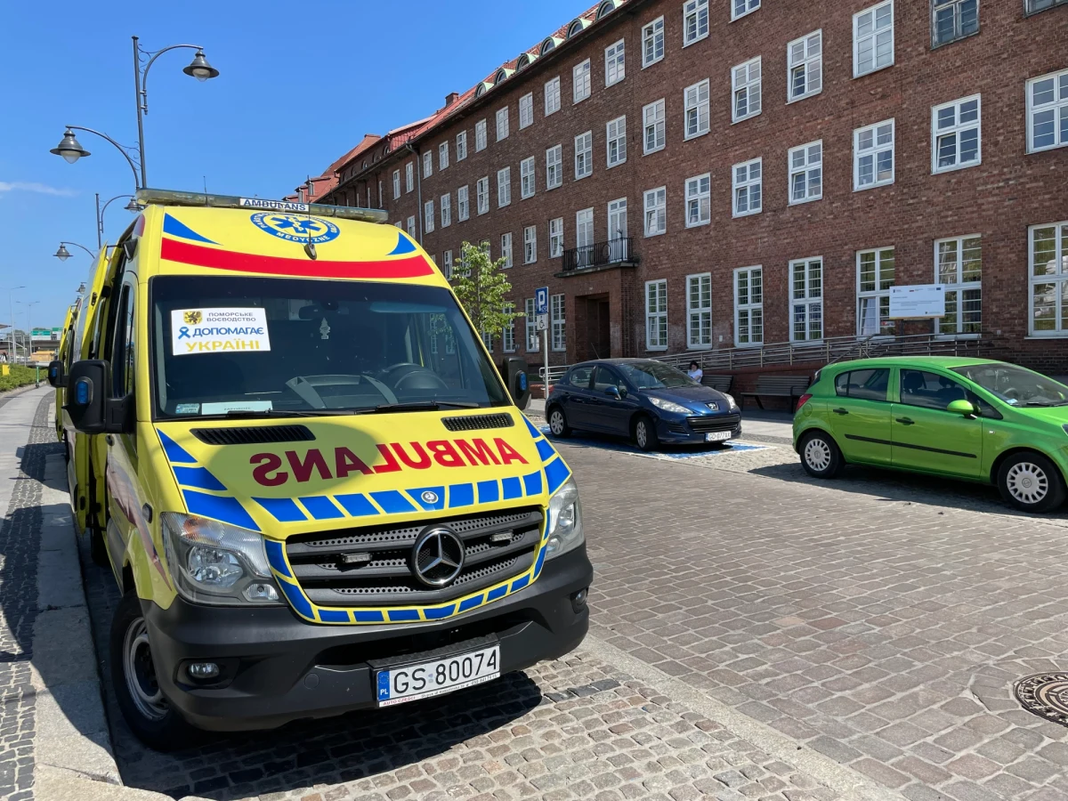 Dwie karetki z wyposażeniem przekazane przez Wojewódzki Szpital Specjalistyczny im. Janusza Korczaka w Słupsku trafią na Ukrainę. "To już piąta i szósta karetka pogotowia, którą wysyłamy w teren objęty walkami z rosyjskimi wojskami" - mówił marszałek województwa pomorskiego Mieczysław Struk.

