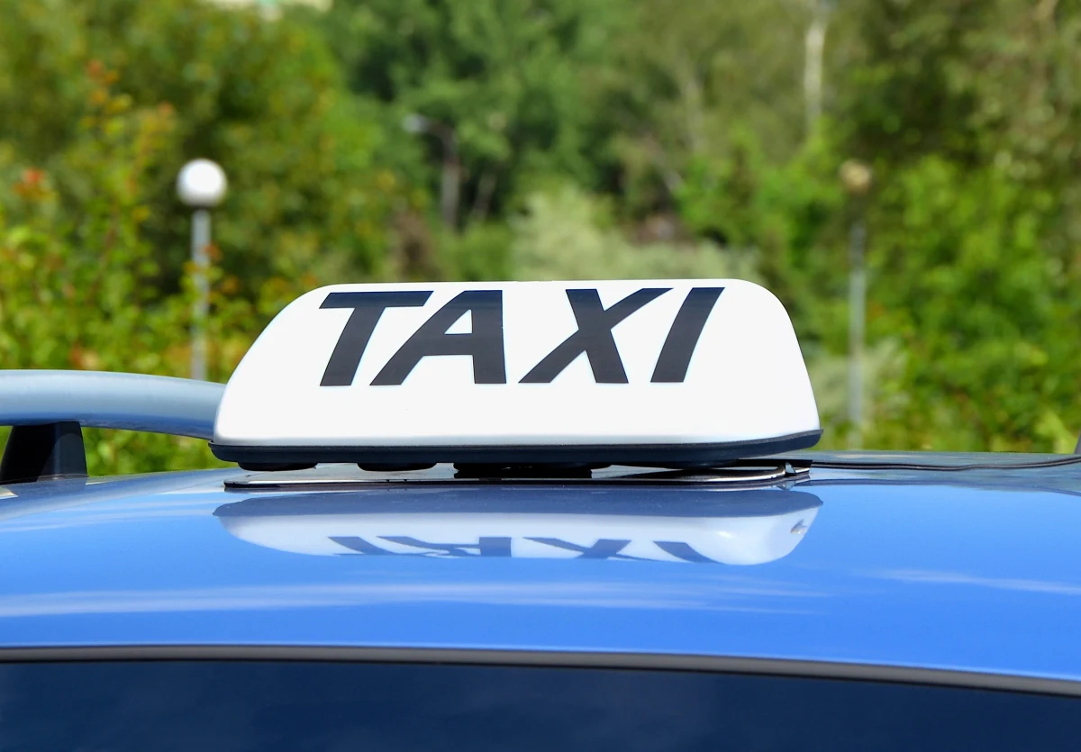 Nietypową interwencję podjęli policjanci z Puław. Na parking przed komendą policji przyjechał taksówkarz, którego pasażer w trakcie jazdy wypił półlitrową butelkę wódki i ... zasnął. 


