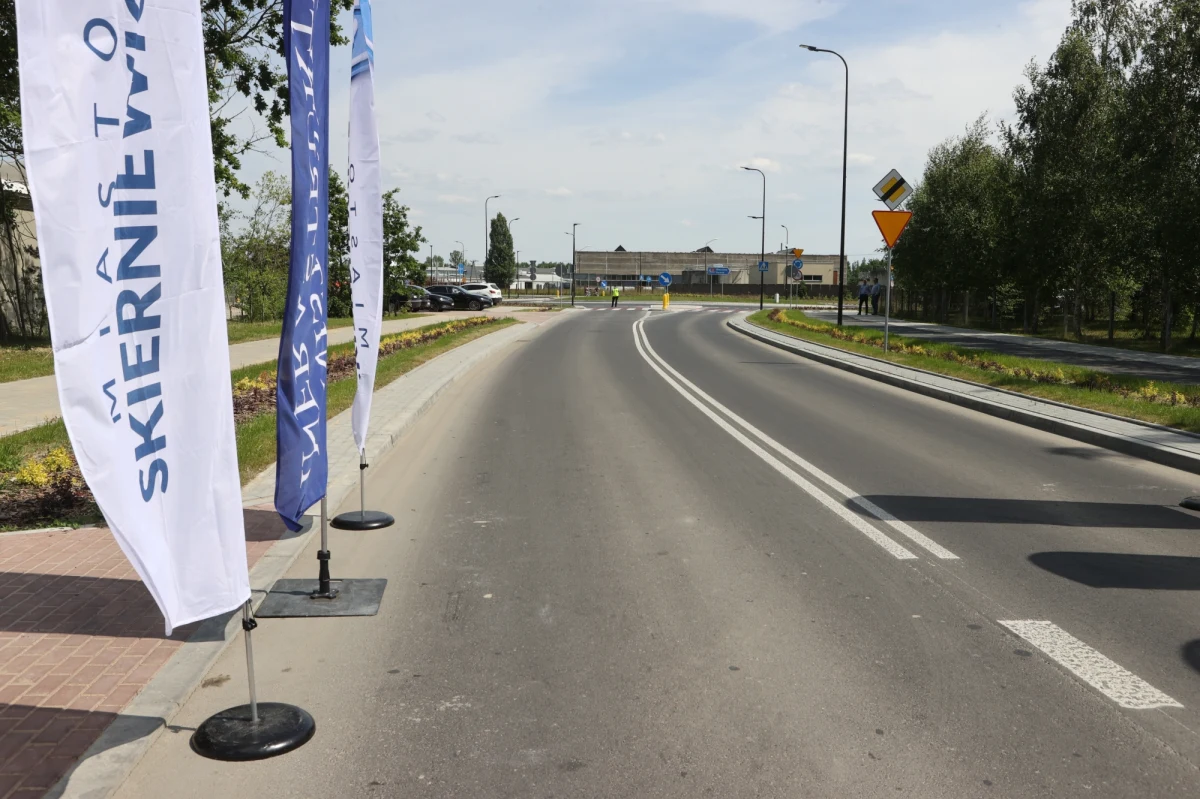 Z udziałem przedstawicieli władz oddano we wtorek zmodernizowaną ul. Czerwoną w Skierniewicach. Inwestycja zrealizowana przy pomocy środków z rezerwy subwencji ogólnej, a także Rządowego Funduszu Rozwoju Dróg, kosztowała 42 mln zł i obejmowała budowę 3 km jezdni z czterema rondami.