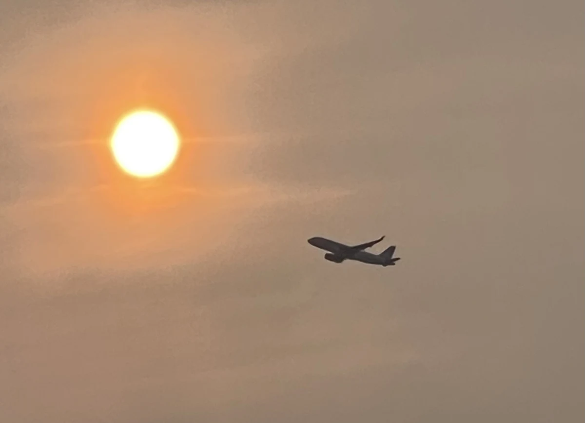 Znaczna część wschodniego wybrzeża Stanów Zjednoczonych spowita dymem z pożarów w Kanadzie. Przytłumione słońce, ciemny pomarańcz zamiast wiosennego blasku słońca. Ludzie w internecie piszą o przerażającym efekcie. Ten efekt widoczny jest daleko od kanadyjskiej granicy. Między innymi w Waszyngtonie. 