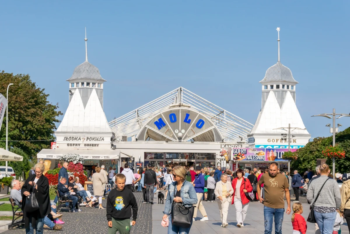 Na terenie Międzyzdrojów pojawiły się w ostatnich dniach plakaty ostrzegające turystów przyjeżdżających nad morze przed niebezpiecznym procederem. Policja i Straż Miejska ostrzegają przed grą w tzw. ,,trzy kubki”.