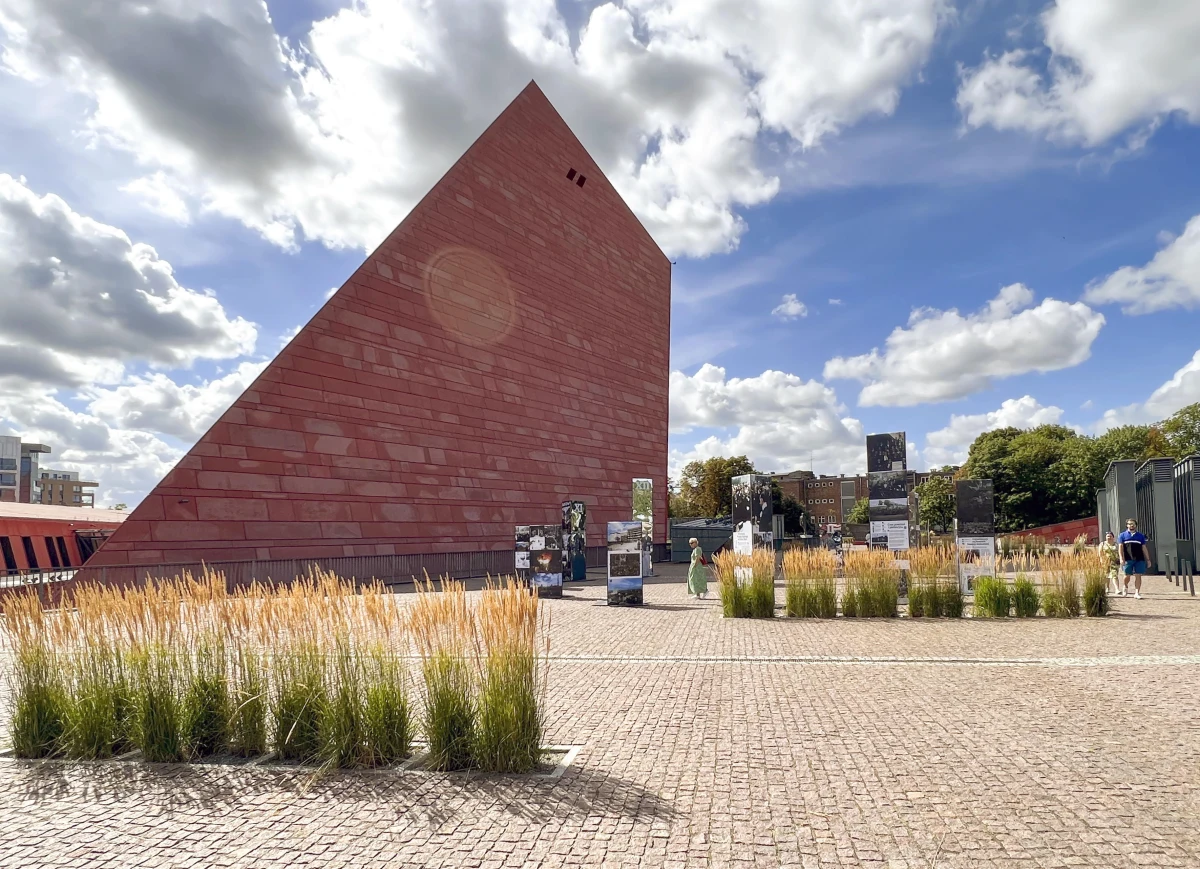 W Muzeum II Wojny Światowej w Gdańsku we wtorek otwarto wystawę "Nie zmarnujcie niepodległości. Srebra Funduszu Obrony Narodowej". Ekspozycja została zaprezentowana z inicjatywy wicepremiera Piotra Glińskiego w ramach ogólnopolskiego projektu wystawienniczego koordynowanego przez Muzeum Narodowe w Poznaniu.