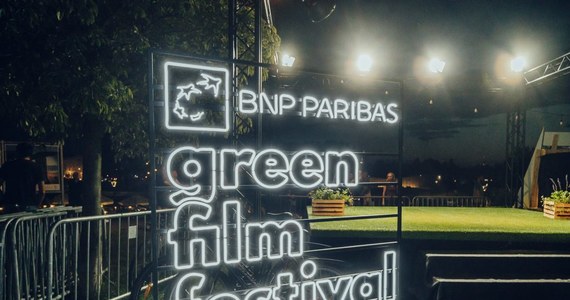 Komisja selekcyjna 6. BNP Paribas Green Film Festival ogłosiła listę filmów zakwalifikowanych do konkursu. W czasie 8 festiwalowych dni między 13 a 20 sierpnia 2023 roku w plenerowych kinach na Bulwarze Czerwieńskim w Krakowie, publiczność zobaczy 83 konkursowe filmy, które będę rywalizować w ośmiu
kategoriach.