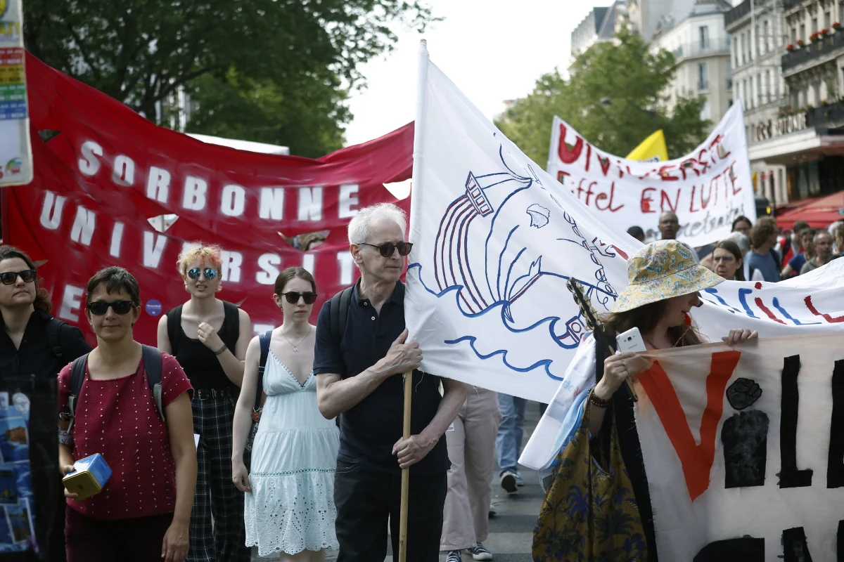 Zamieszki wybuchły w Paryżu i wielu innych miastach Francji w czasie demonstracji przeciwko polityce prezydenta Emmanuela Macrona. Skrajnie lewicowi aktywiści zaczęli też wznosić i podpalać uliczne barykady, demolować agencje bankowe i niszczyć przystanki autobusowe. Obrzucili kamieniami i butelkami policjantów, którzy odpowiedzieli pałkami i gazem łzawiącym - podobnie jak m.in. w Nantes, Lyonie i Rennes. W Rennes funkcjonariusze użyli również armatek wodnych.