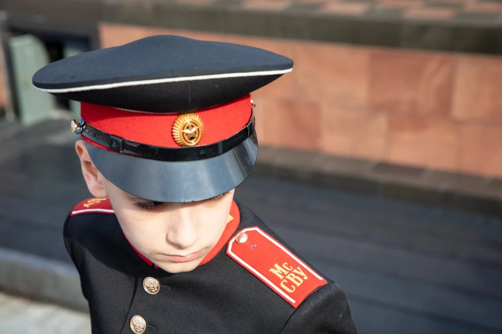 Młody Rosjanin należący do Junarmij - organizacji młodzieżowej o charakterze paramilitarnym