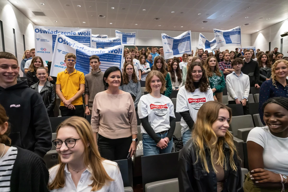 Młodzież z całej Wielkopolski przez ostatni rok szkolny działała na rzecz świadomego dawstwa narządów. We wtorek organizatorzy akcji, a także eksperci i patroni honorowi kampanii "Drugie życie" nagrodzili szkoły, które najbardziej zaangażowały się w promowanie idei transplantacji.
