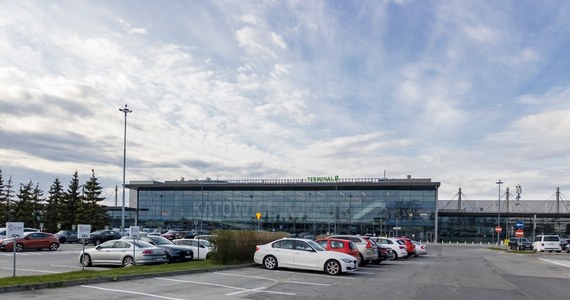 Lotnisko Katowice rozpoczęło budowę nowego parkingu z 757 miejscami – przekazał we wtorek Piotr Adamczyk z biura prasowego Katowice Airport. Uzupełnią one ok. 5 tys. dotychczasowych miejsc parkingowych zarządzanych przez port lotniczy.