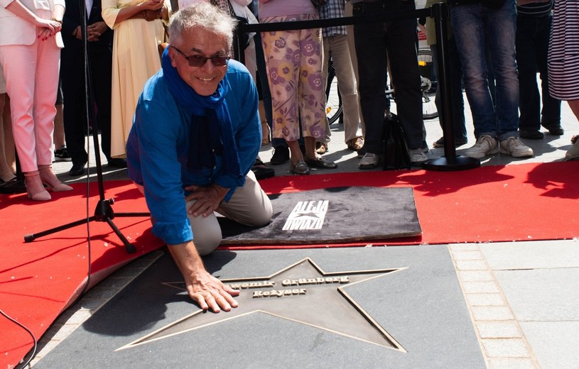 Reżyser i operator filmów dokumentalnych, producent filmowy i telewizyjny Sławomir Grünberg został uhonorowany w Łódzkiej Alei Gwiazd. Zdobywca nagrody Emmy i autor zdjęć do filmów nominowanych do Oscara odsłonił swoją gwiazdę w poniedziałek przy Piotrkowskiej 68.