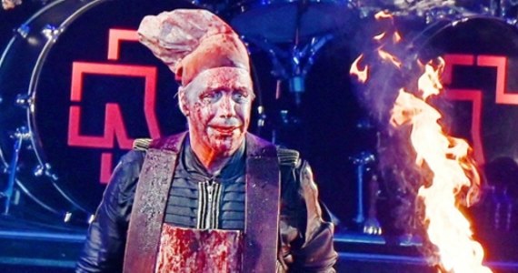 Niemiecki zespół hardrockowy Rammstein podejmuje działania wobec nasilających się poważnych zarzutów wobec jego frontmana, Tilla Lindemana. Zatrudniono prawników oraz agencję PR specjalizującą się w zarządzaniu kryzysowym. Zwolniono też Rosjankę Alionę Makiejewą, która jako asystentka zespołu i „casting director” werbowała młode kobiety do udziału w tzw. Row Zero na koncertach – podał we wtorek portal dziennika „Welt”.