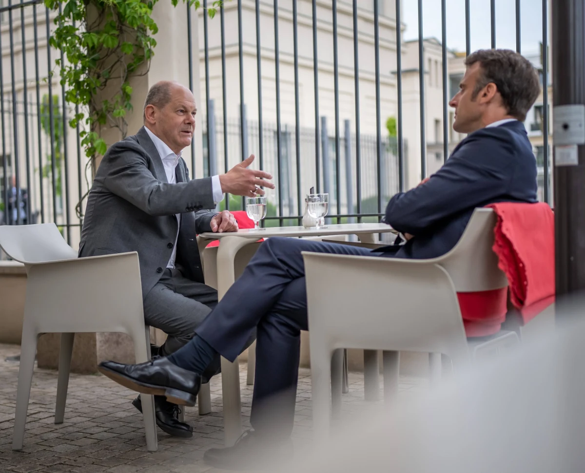 Kanclerz Niemiec Olaf Scholz spotkał się we wtorek w Poczdamie z prezydentem Francji Emmanuelem Macronem. Nie tylko zjedli razem kolację, ale Scholz, który mieszka w Poczdamie, pokazał Macronowi centrum miasta "podczas zaskakująco długiego spaceru" - pisze agencja dpa.