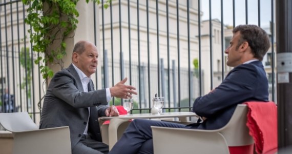 Kanclerz Niemiec Olaf Scholz spotkał się we wtorek w Poczdamie z prezydentem Francji Emmanuelem Macronem. Nie tylko zjedli razem kolację, ale Scholz, który mieszka w Poczdamie, pokazał Macronowi centrum miasta "podczas zaskakująco długiego spaceru" - pisze agencja dpa.