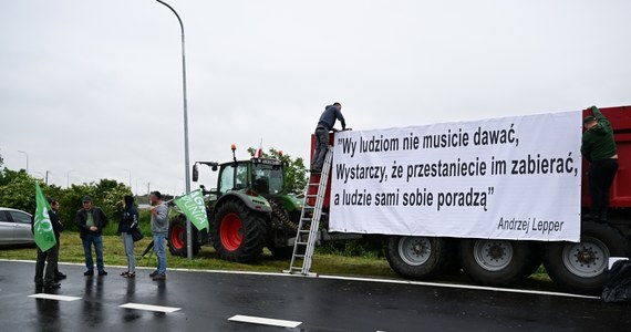 Grupa rolników protestuje przy przejściu granicznym w Medyce na Podkarpaciu. Protestujący zablokowali drogę krajową numer 28 dwa kilometry przed granicą z Ukrainą.