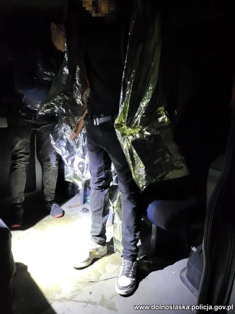 Policjanci ze Żmigrodu uratowali 31-latka, który nocą wpadł do rzeki i nie był w stanie samodzielnie się z niej wydostać.

