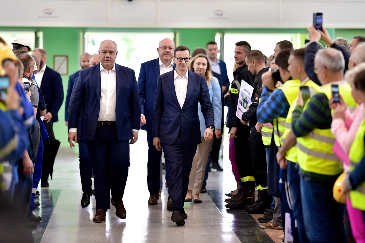 „Po tych kilku miesiącach klinczu w Trybunale Konstytucyjnym doszliśmy w KPRM do wniosku, że warto złożyć do TK wniosek dot. ustawy o organizacji pracy tegoż Trybunału; chodzi o zapisy dotyczące tzw. pełnego składu” - poinformował premier Mateusz Morawiecki. Po południu biuro prasowe TK poinformowało, że wniosek szefa rządu wpłynął do Trybunału. 