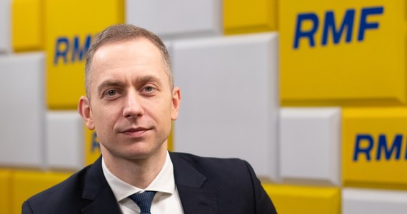 "Cyrk, bałagan. Jesteśmy w jakiejś próżni prawnej" - tak wiceprzewodniczący Platformy Obywatelskiej Cezary Tomczyk komentował w Rozmowie południe w RMF FM zaskarżenie dziś przez premiera Mateusza Morawieckiego do Trybunału Konstytucyjnego ustawy o Trybunale Konstytucyjnym. "To jest żenujące, a z drugiej strony pokazuje, jak państwo pod rządami PiS-u zbankrutowało. Oni po 8 latach zajmowania się Trybunałem Konstytucyjnym nie wiedzą, kto jest sędzią, kto jest prezesem Trybunału, nie wiedzą, czy Trybunał ma pełny skład czy nie, co to znaczy pełny skład" - wyliczał. 