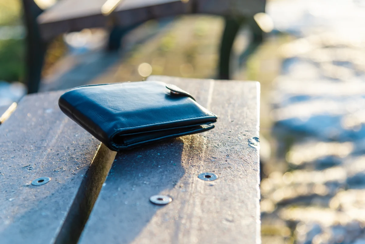 Sześciolatek znalazł w parku w Rawie Mazowieckiej portfel. Było w nim ponad 200 złotych i żadnych dokumentów. Portfel został przekazany policjantom. Po kilku dniach okazało się, że zguba należała do innego kilkulatka i była ważną rodzinną pamiątką.           

