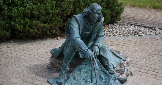 ​Rzeźbę przedstawiającą młodego Mikołaja Kopernika odsłonięto w środę na kampusie Uniwersytetu Jagiellońskiego w Krakowie. Autorem posągu jest prof. Karol Badyna, który ofiarował uczelni swoje dzieło.